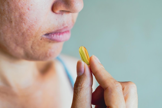 Una persona tomando una pastilla de medicina