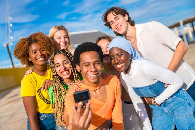 Foto persona transgénero hablando de una selfie con amigos