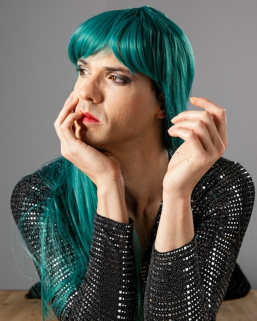 Foto persona transgénero joven con peluca verde
