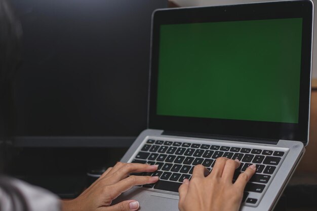 una persona usando una computadora portátil con una pantalla verde que dice no en ella