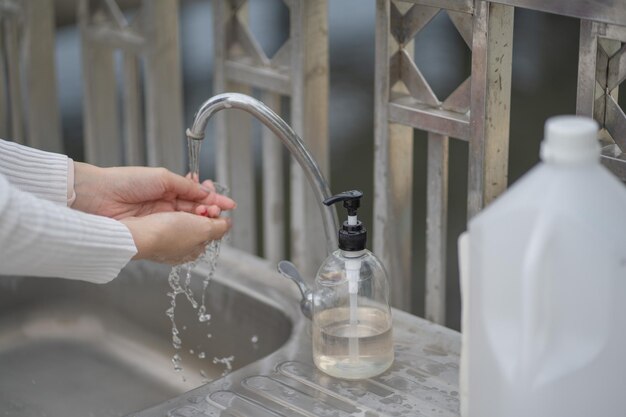 Foto persona con un vaso de agua