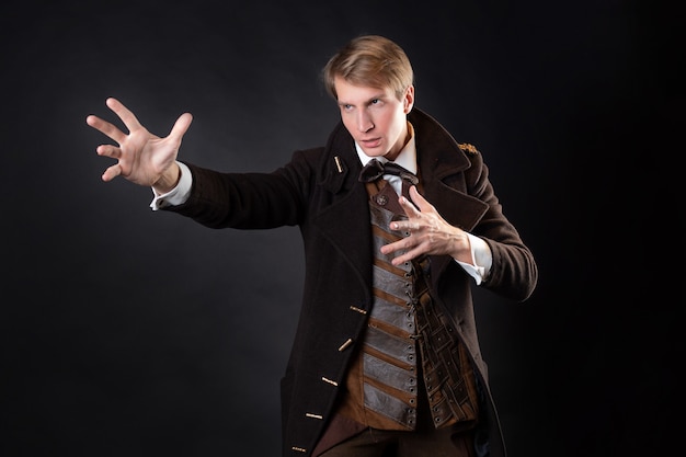 Personagem da história steampunk: um jovem atraente em um elegante casaco longo