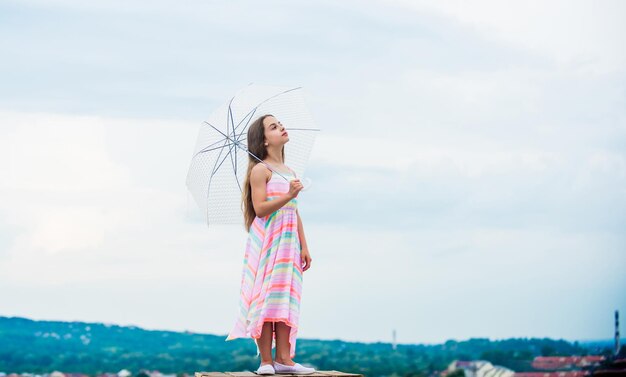 Personagem de conto de fadas Sentindo-se leve Garota com guarda-chuva leve Pára-quedas de queda de mosca Anti gravitação Sonhando com o primeiro voo Criança fingindo voar Infância feliz acredito que posso voar Toque no céu