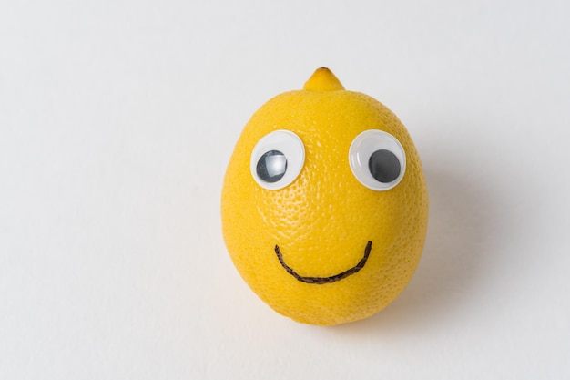 Personagem engraçado de frutas de limão. Limão maduro com olhos e sorriso. ideia criativa.