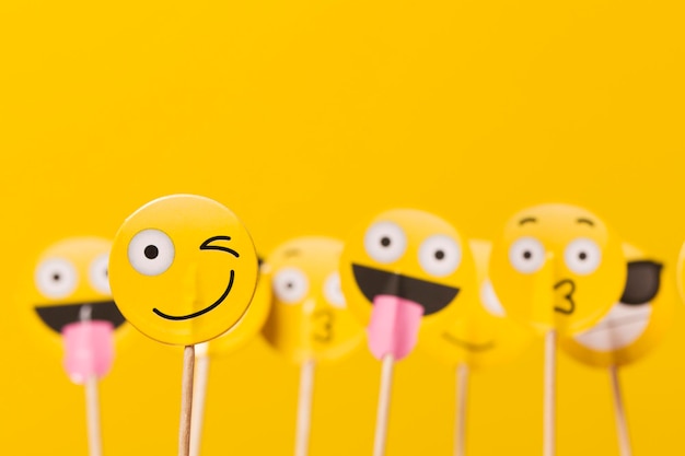 Personagens de mídia social Emoji smiley em um fundo amarelo