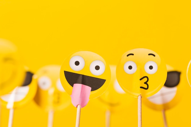 Personagens de mídia social Emoji smiley em um fundo amarelo