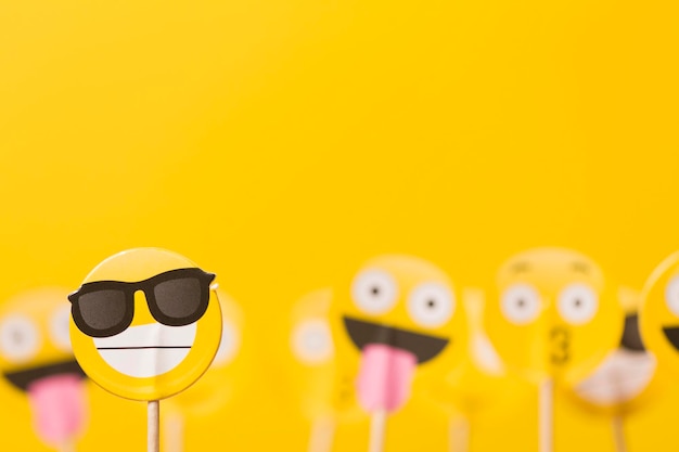Personagens de mídia social Emoji smiley em um fundo amarelo