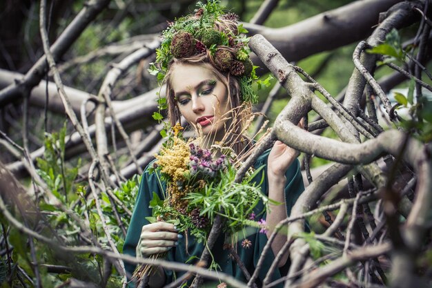 Personaje de Halloween o retrato al aire libre de la mujer del alma del bosque