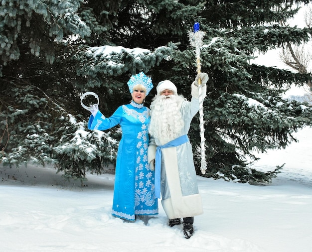 Personajes navideños rusos Ded Moroz (Father Frost) y Snegurochka (Snow Maiden) al aire libre