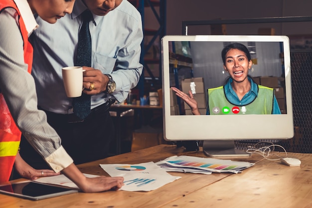 Personal de almacén hablando por videollamada en el trabajo