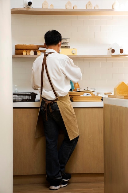 El personal de Barista y el trabajador de servicio trabajan en un café moderno clásico y un restaurante de panadería para que los clientes tailandeses coman bebidas y usen el servicio en Pathum Thani Tailandia