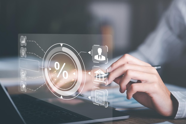 El personal comprobando los datos con el portátil Consistentemente mayor inflación