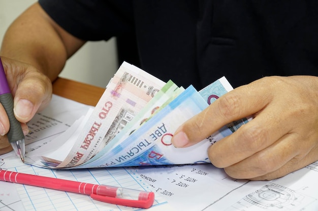 Personal de contabilidad contando cuentas de rublos en efectivo