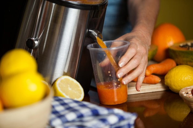 Personal femenino preparando un jugo