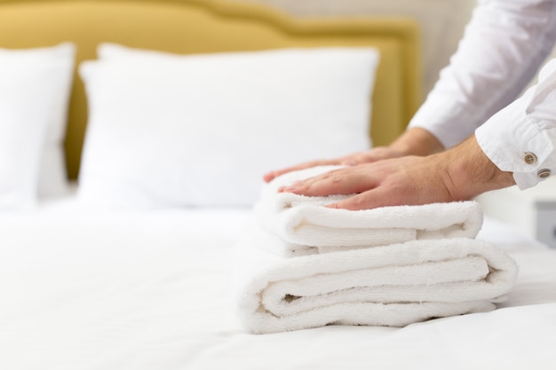 El personal del hotel coloca la almohada en la cama
