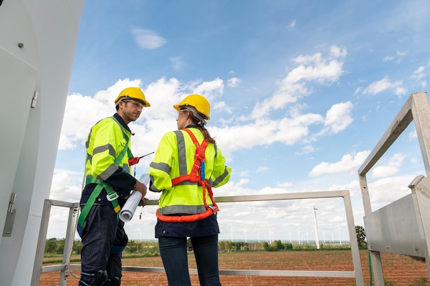 El personal de ingeniería se reúne en el campo de turbinas eléctricas