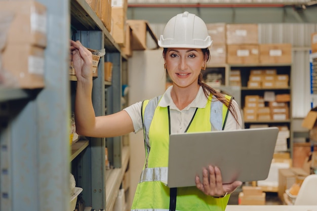 Foto personal de inventario de existencias trabajadora con software de computadora gestión en línea retrato de control de almacén en tiempo real en el trabajo