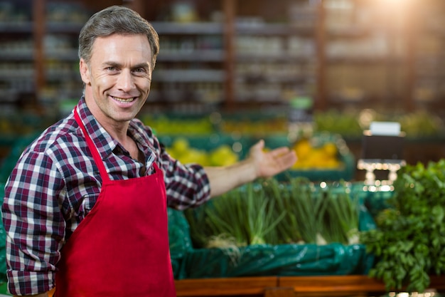 Personal masculino sonriente que muestra la sección orgánica