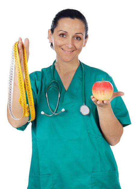 Personal medial con una manzana y cinta métrica