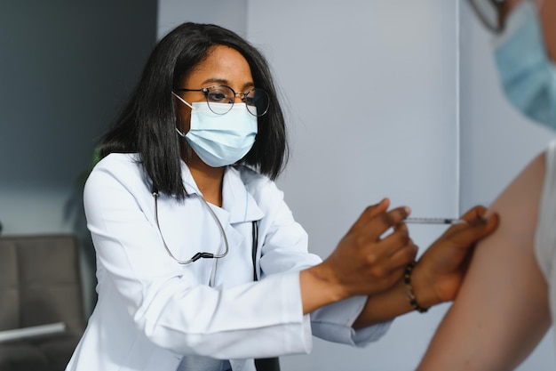 El personal médico administra una vacuna a un paciente.