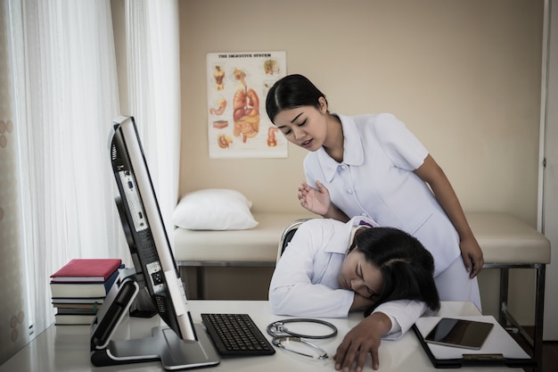 El personal médico con exceso de trabajo duerme en su lugar de trabajo.