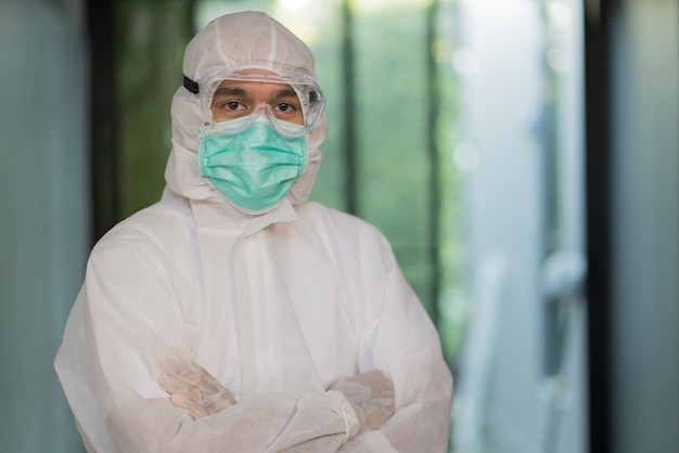 Foto personal médico con protector facial y máscara médica para proteger el coronavirus covid-19.