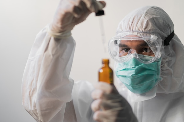 Personal médico que deja caer la medicina con el uso de ppe