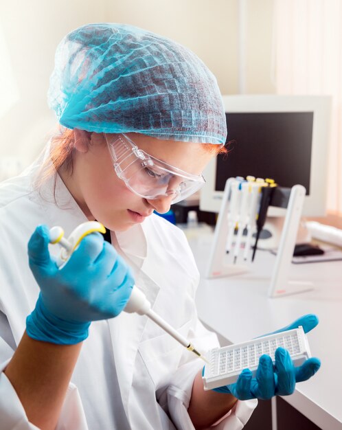 Personal médico en el trabajo en el laboratorio. Antecedentes.