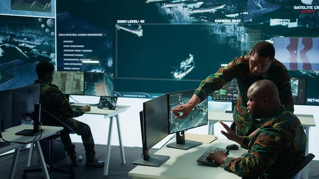 Personal militar en un centro de operaciones moderno que maneja información crítica