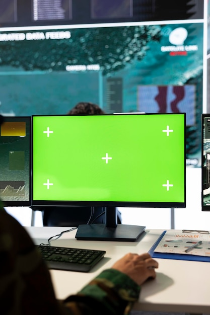 El personal militar examina la pantalla verde y las imágenes de reconocimiento.