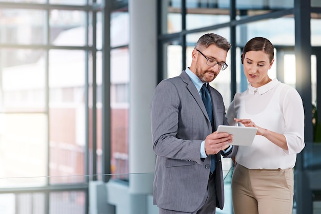 Personal de negocios y oficina con tableta para reuniones mediante la planificación de investigación e ideas de tecnología inalámbrica Personas profesionales y que trabajan en computadora para el trabajo en equipo finanzas o informe sobre la empresa