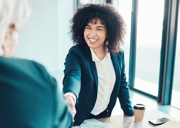 Personal de personas de negocios y apretón de manos en la reunión de colaboración y acuerdo con negociación Mujer empleada o compañeros de trabajo dándose la mano cooperación o trabajo en equipo con sonrisa de asociación y contrato