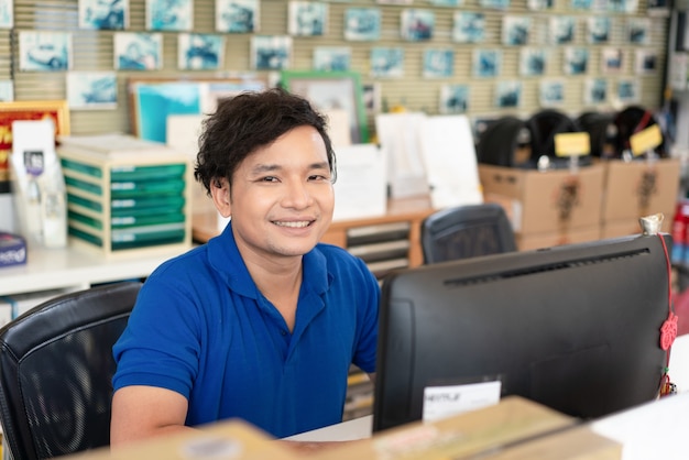 Personal de servicio automático en uniforme azul sonriendo bienvenidos a los clientes en la tienda de garaje de automóviles