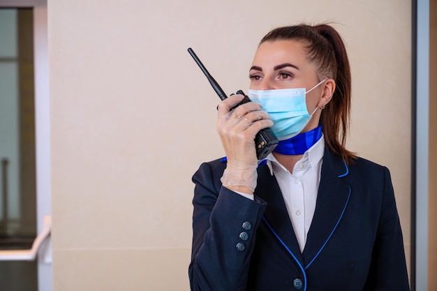 El personal de tierra del aeropuerto habla con el equipo de radio walkietalkie