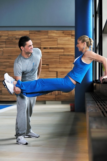 personal trainer de fitness em aulas de fitness apoiando grupo de pessoas e trabalhando juntos em equipe