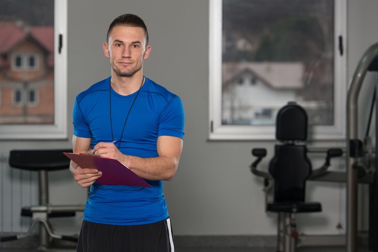 Foto personal trainer faz anotações na área de transferência