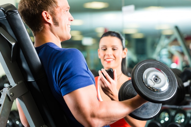 Personal Trainer im Fitness- und Kurzhanteltraining