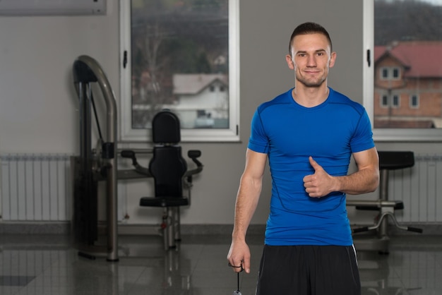 Foto personal trainer mostrando sinal de polegar para cima