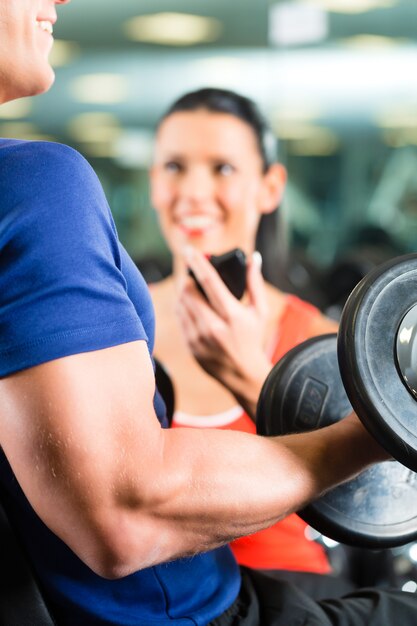 Personal trainer na formação de ginásio e haltere