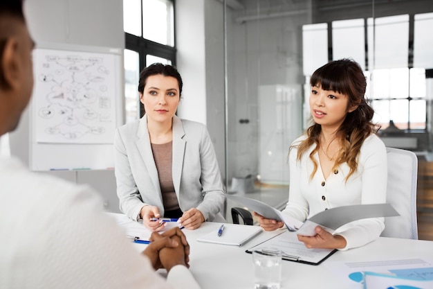 Personalvermittler bei einem Jobinterview mit einem Angestellten