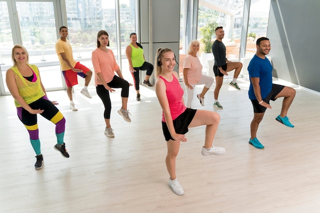 Foto personas activas que participan en la clase de zumba.