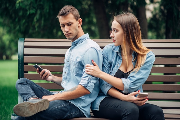 Personas adictas al teléfono, hombre ignorando a su mujer