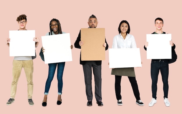 Foto personas adultas sostienen en blanco tablero de papel copia espacio estudio retrato