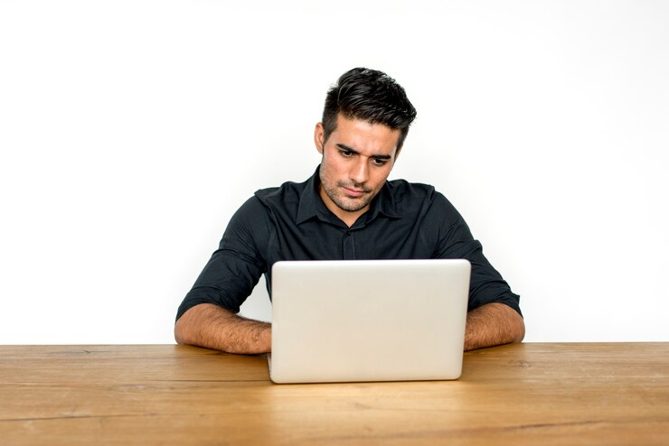 Foto personas adultas usan un estudio portátil