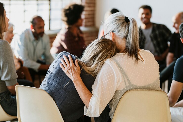Las personas se apoyan entre sí en una sesión de rehabilitación.
