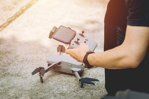 Personas aprendiendo a usar drones inteligentes para fotografía aérea