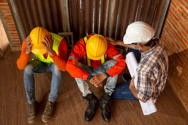 Personas asiáticas cierre del trabajo de construcción debido al brote de la enfermedad por coronavirus 2019 o covid-19. concepto de crisis económica, desempleo en la construcción de trabajadores.