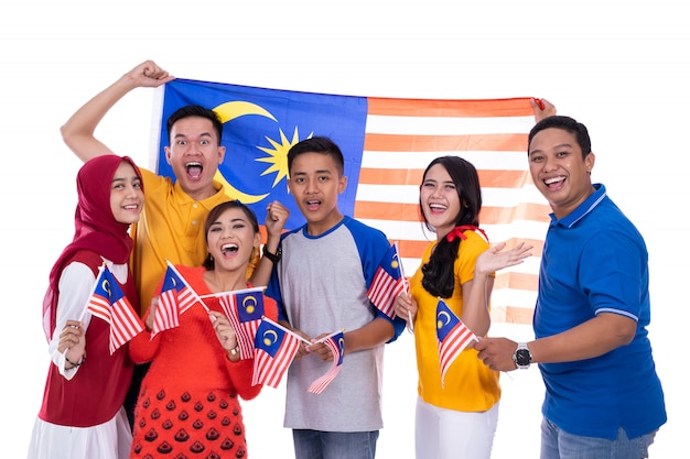 Personas con bandera de Malasia celebrando el día de la independencia