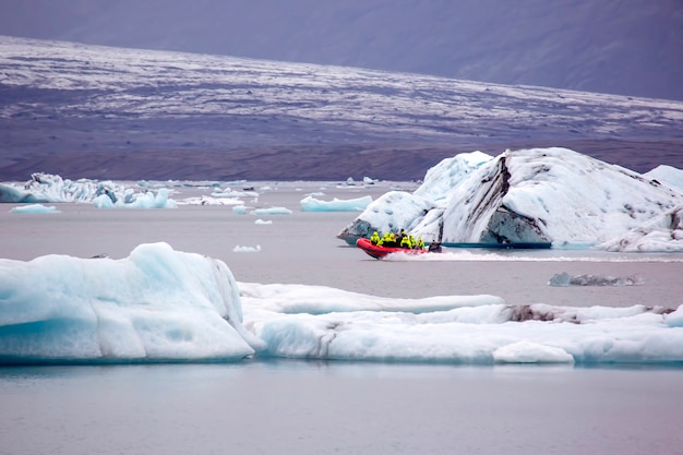 Personas en un barco anfibio especial en la laguna de hielo en Islandia