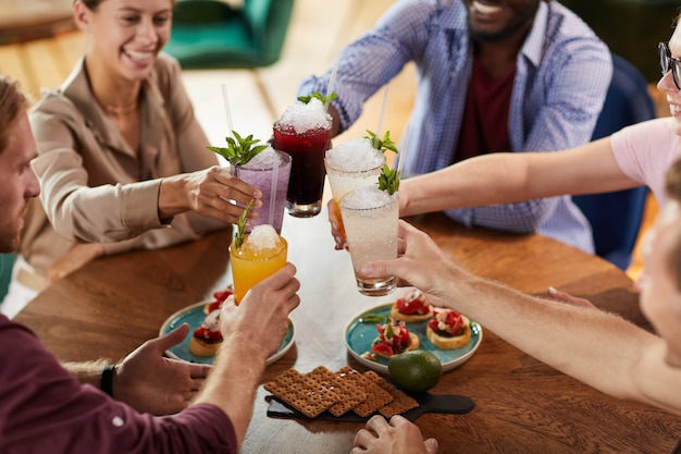 Personas bebiendo cócteles en el almuerzo